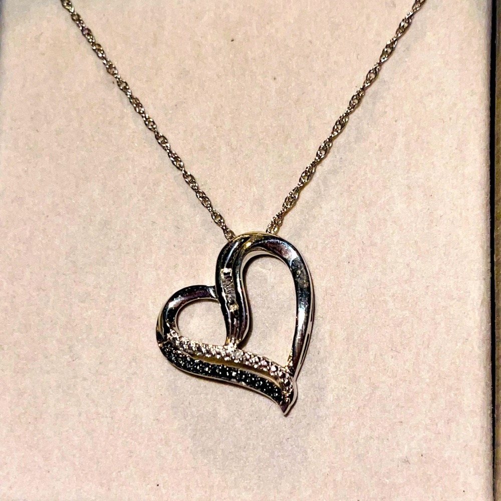 Zales heart necklace. New.